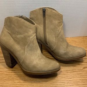 Super Cute Dolcie Vita dv8 Tan/Beige Ankle Boots Size 7
